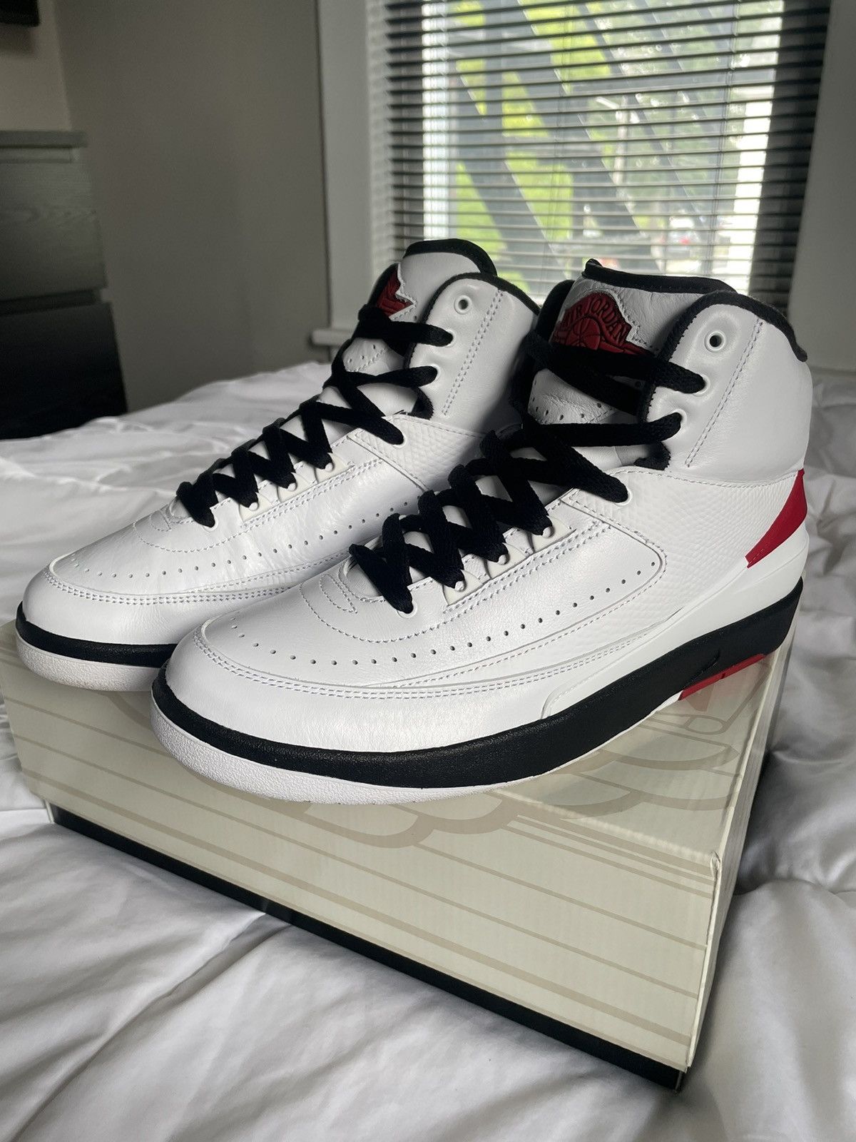 Jordan Brand × Nike 2022 Air Jordan Chicago 2 Size 8.5 Size US 8.5 / EU 41-42 - 3 Thumbnail