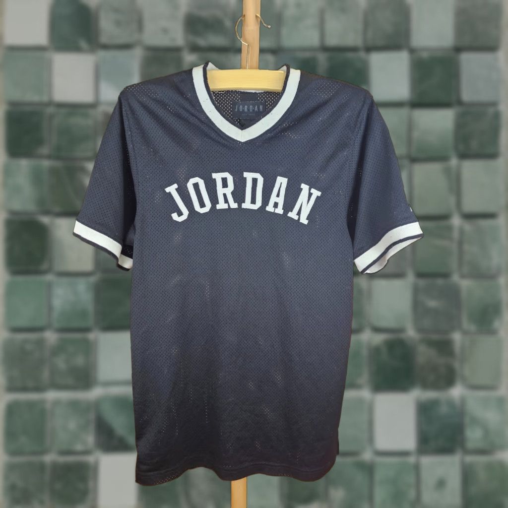Nike VINTAGE NIKE BLACK AIR JORDAN V NECK JERSEY SZ SMALL T-Shirt Mens Short Sleeve 1980s 1990s Graphic Print All Seasons Size US S / EU 44-46 / 1 - 1 Thumbnail