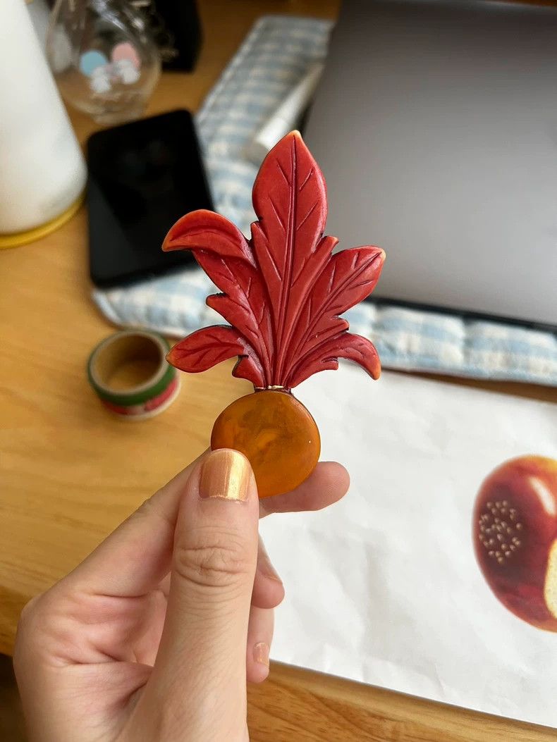 Kenzo KENZO Red and yellow water radish shaped ox horn brooch Size ONE SIZE - 9 Thumbnail