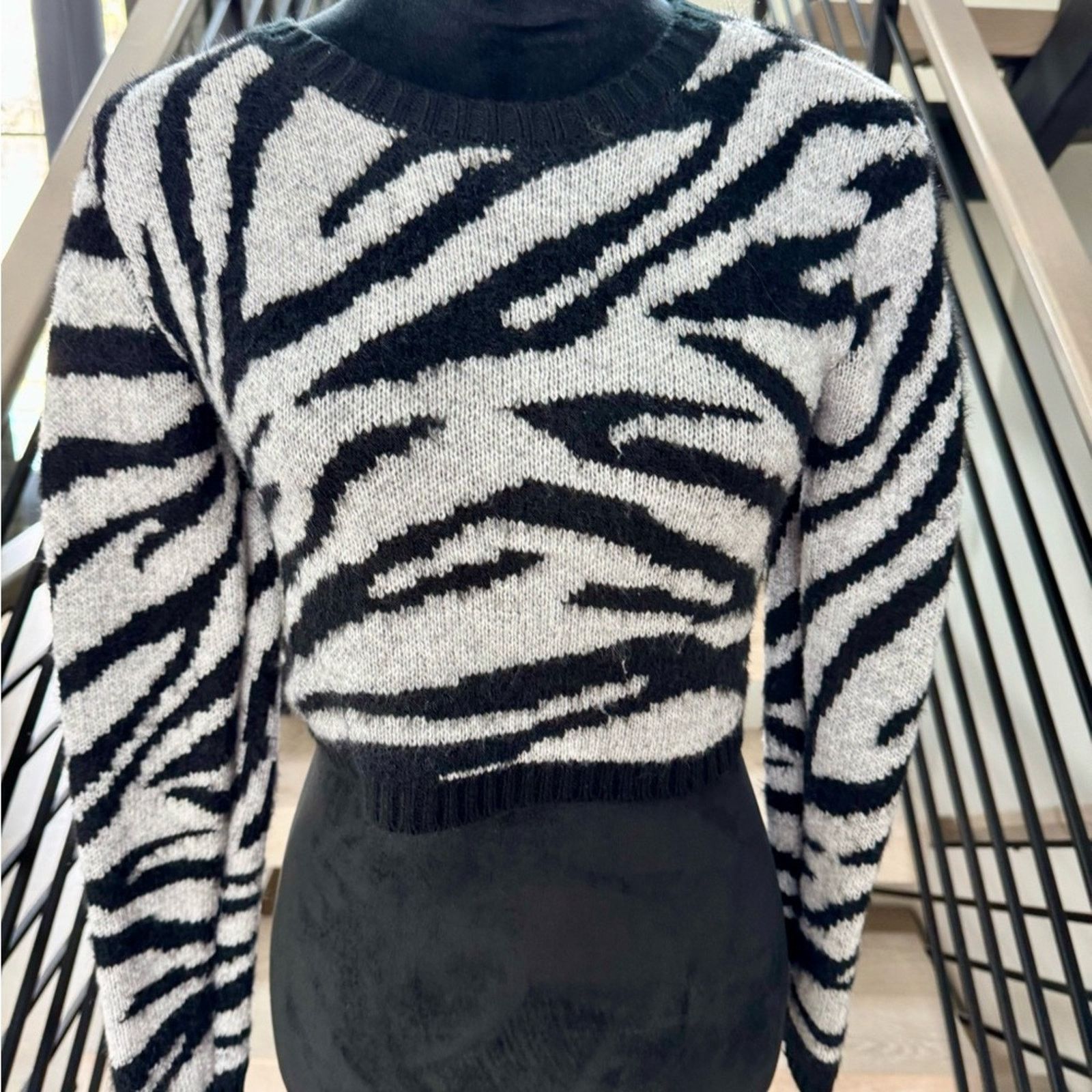 Other New Chic Zebra Patterned Knit Crop Top Sweater Size XS / US 0-2 / IT 36-38 - 2 Thumbnail