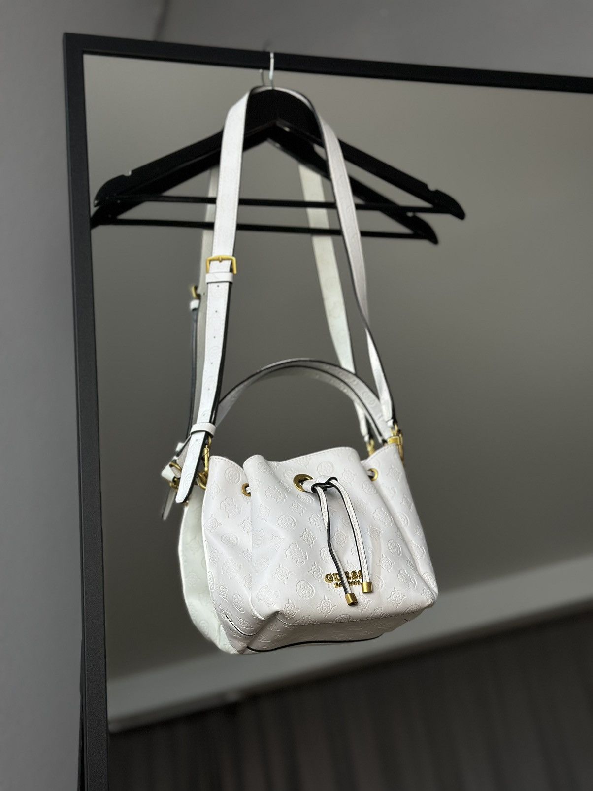 Guess Guess White Monogram Bucket Bag Gold Hardware Y2K Style Size ONE SIZE - 2 Thumbnail