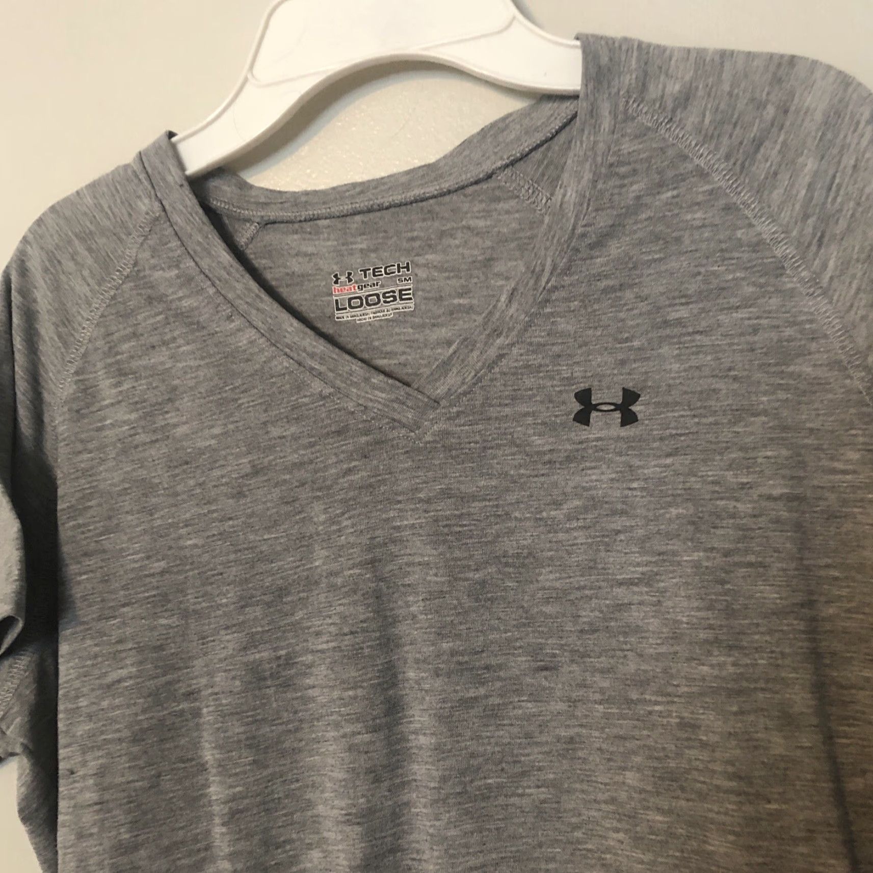 Under Armour Under Armour Tech Logo Shirt Women's Sz S Gray Loose Fit HeatGear V-Neck S/S Gyms & Training Running & Jogging Size S / US 4 / IT 40 - 2 Thumbnail