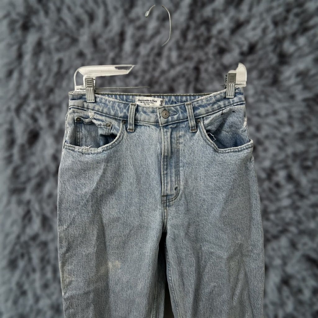 Abercrombie & Fitch Abercrombie & Fitch Jeans Womens 28x30 Light Wash 90s Relaxed Jean High Rise Straight 5-Pocket Distressed Size 28" / US 6 / IT 42 - 1 Thumbnail