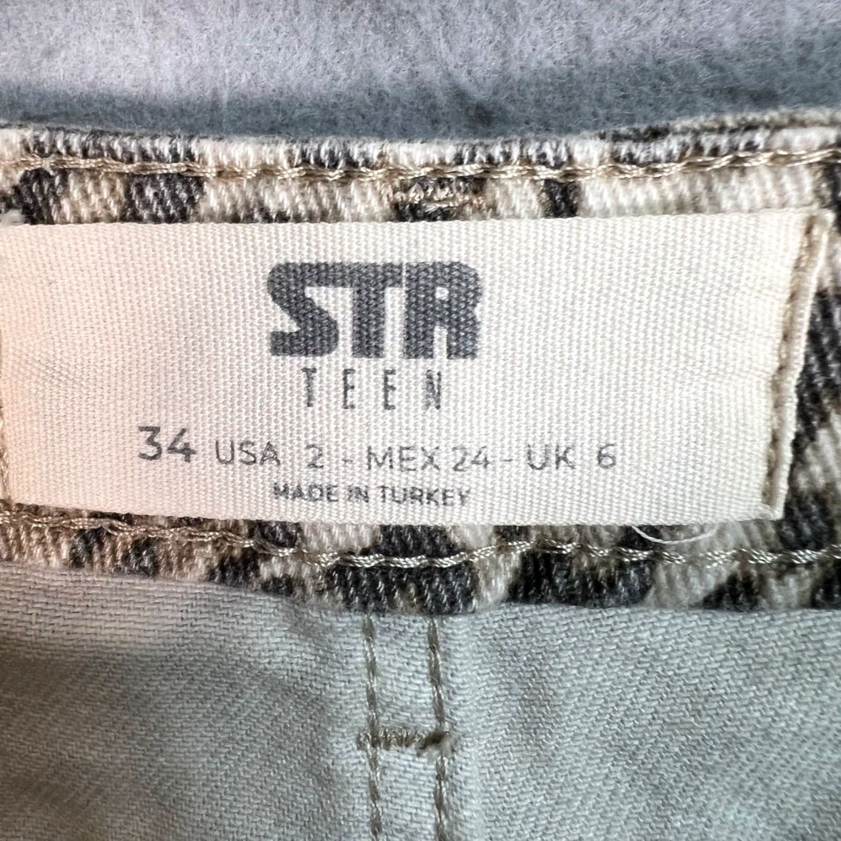 Vintage STR STR Leopard Denim Shorts Womens size 2 Cotton Bermuda Beige Leopard Pattern 90s Vintage Size 26" / US 2 / IT 38 - 3 Thumbnail