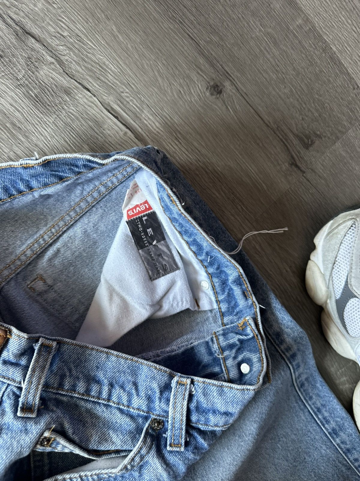 Vintage Vintage 90s Light Wash Levis Jeans Size US 34 / EU 50 - 5 Thumbnail