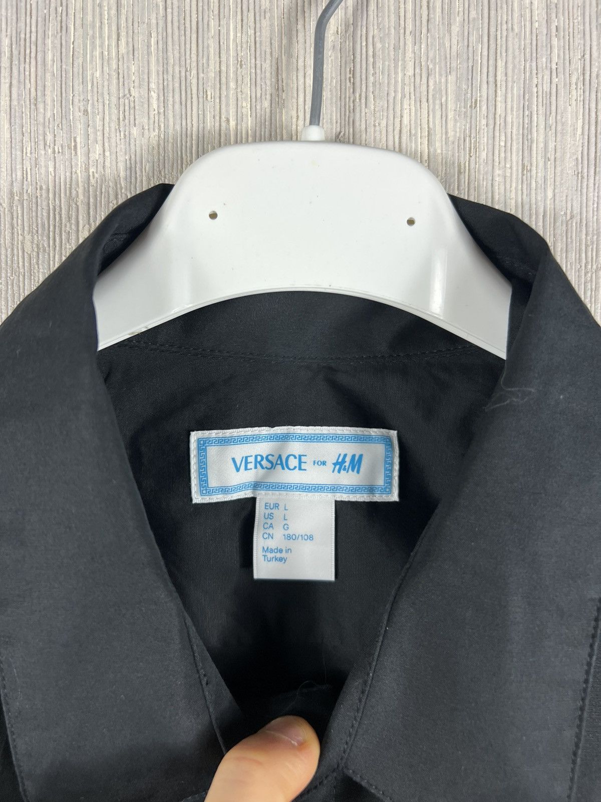 Versace Versace x H&M basic black shirt with V gold detail on collar Size US L / EU 52-54 / 3 - 13 Thumbnail