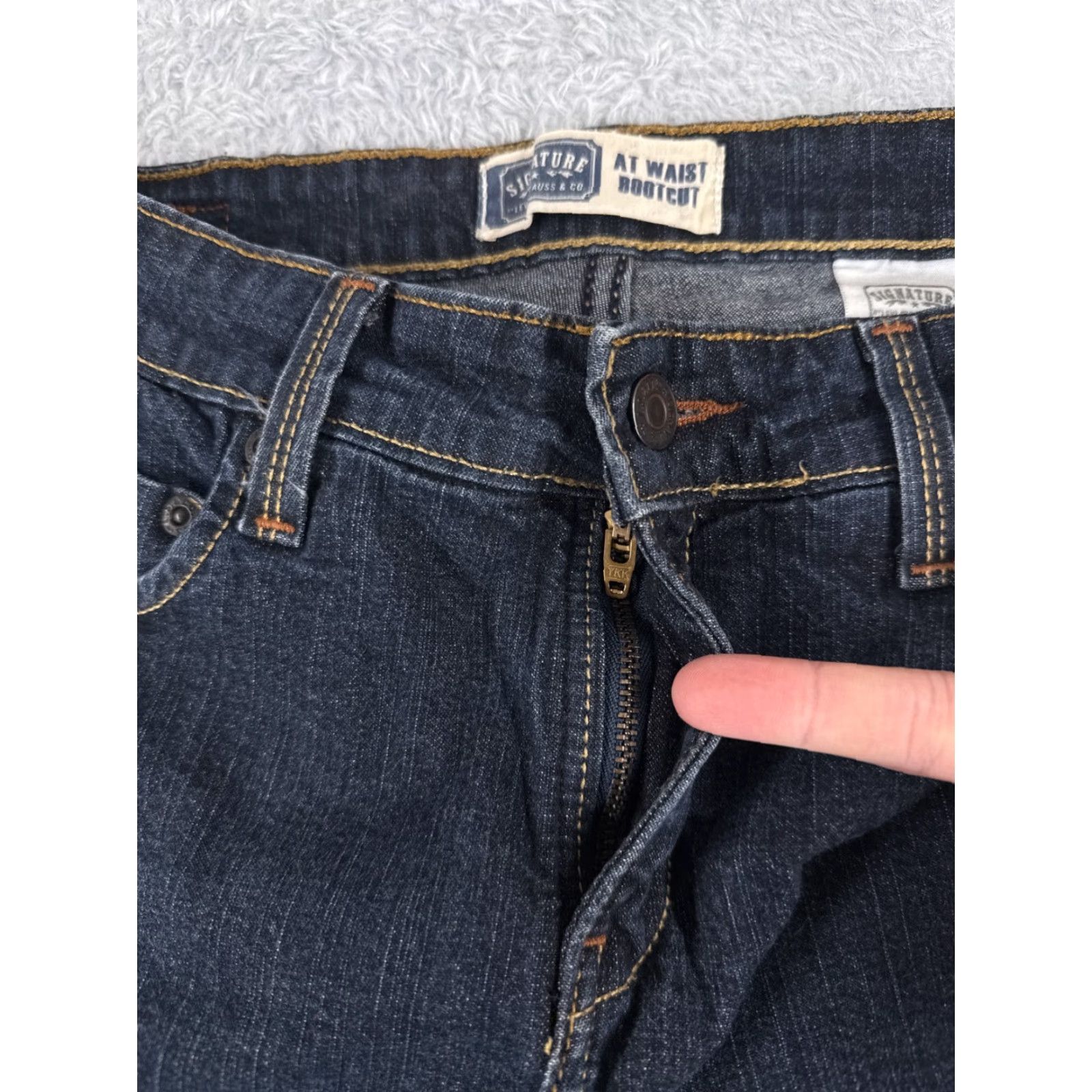 Levi's Levi's Women’s Bootcut Jeans 26x30 Denim Dark Wash Mid Rise 5-Pocket Zipper 2010s Fashion Size 27" / US 4 / IT 40 - 5 Thumbnail
