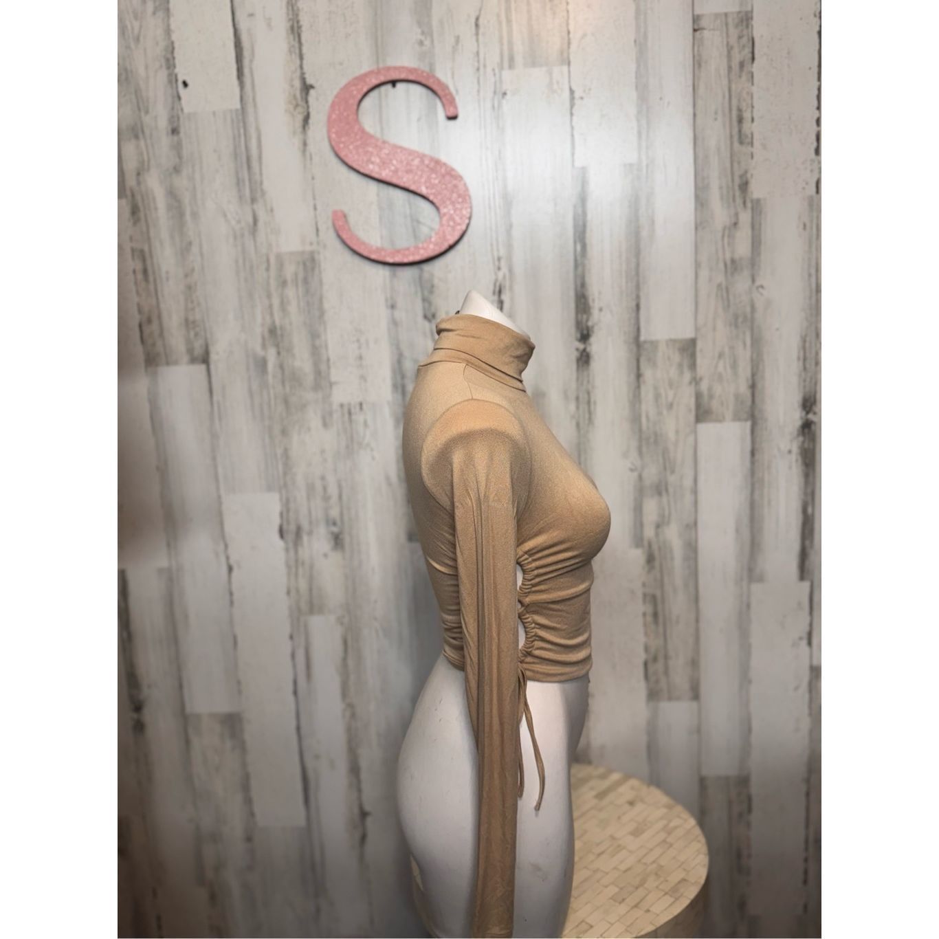 Forever 21 Forever 21 Tan Ruched Cutout Turtleneck Long Sleeve Crop Top Size S / US 4 / IT 40 - 7 Thumbnail