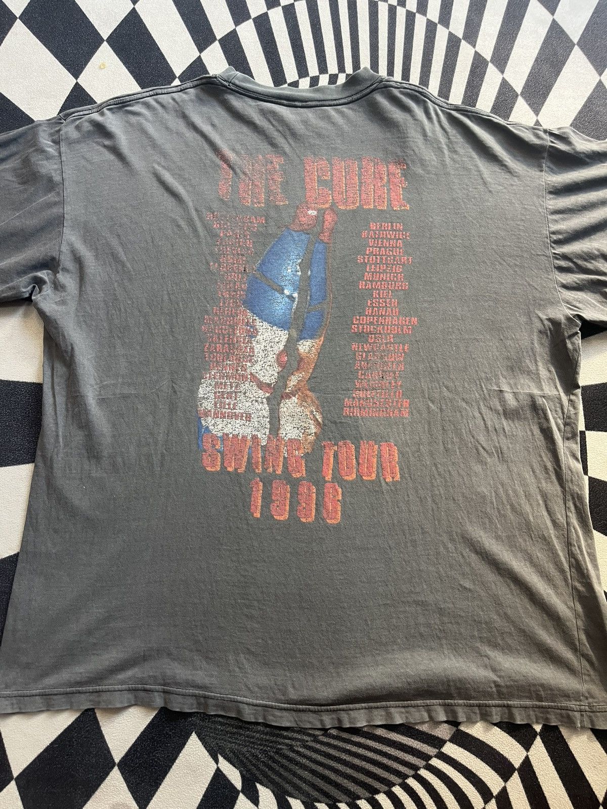 Band Tees Vintage THE CURE Swing Tour 1996’s ( Very Worn ) Tshirt Size US XL / EU 56 / 4 - 8 Thumbnail
