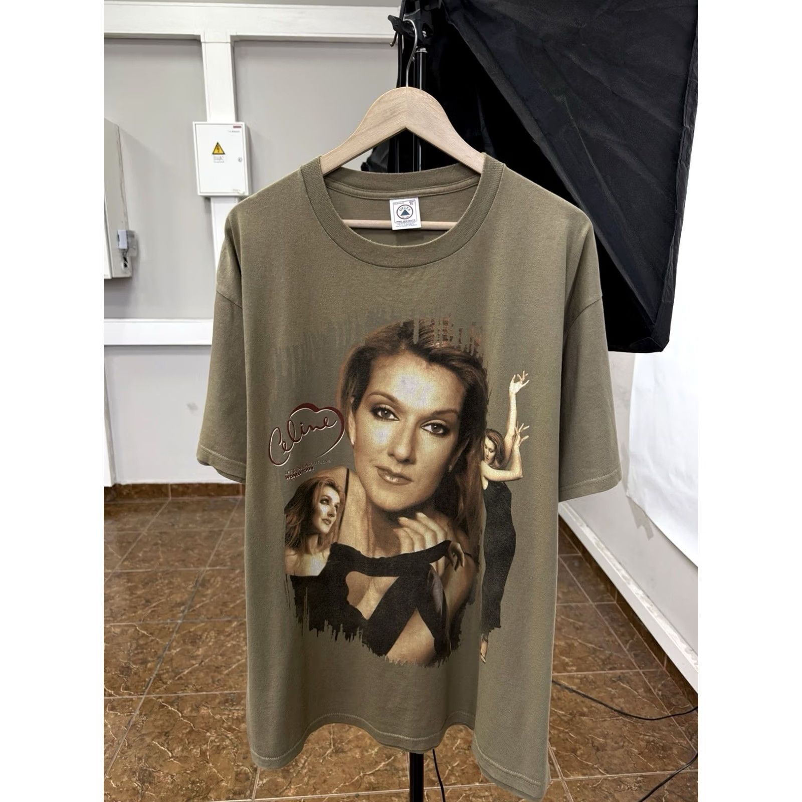 Delta VINTAGE Celine Dion Lets Talk About Love Tour T-Shirt Delta XL Adult Brown 1999 Size US XL / EU 56 / 4 - 2 Thumbnail