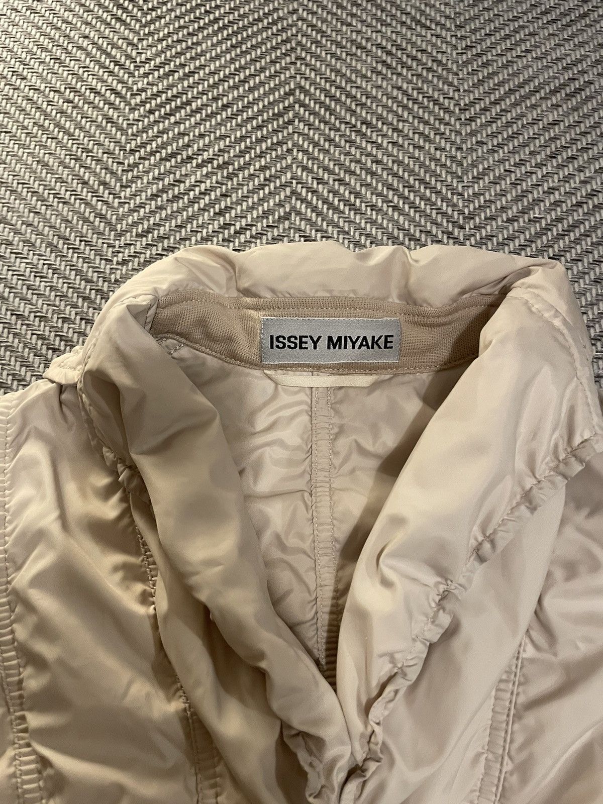 Issey Miyake ISSEY MIYAKE PLEATS JACKET IVORY BEIGE RARE Size L / US 10 / IT 46 - 2 Thumbnail