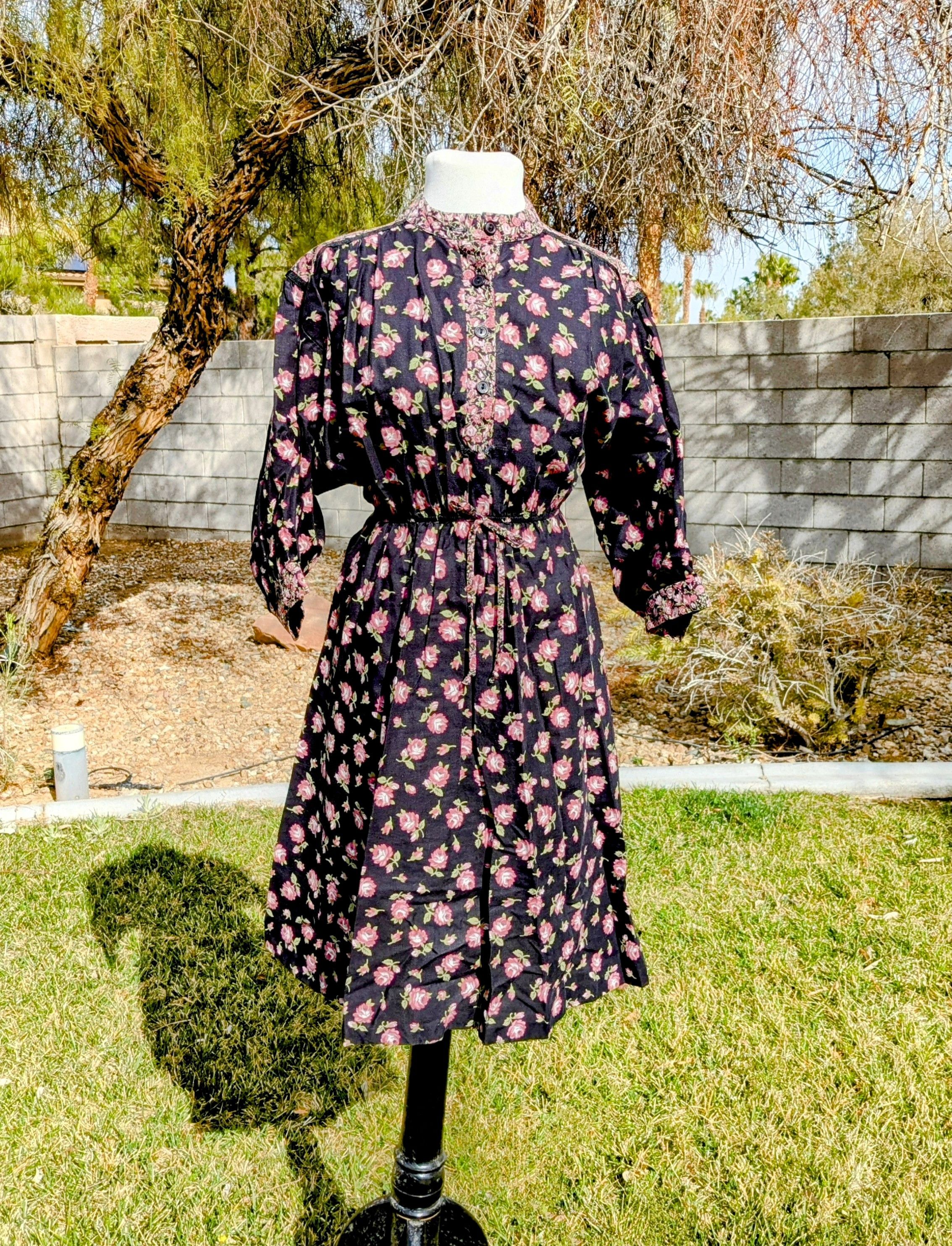 Vintage VTG Floral Petite Flowy L/S Button Cinched Midi Dress Size S / US 4 / IT 40 - 1 Thumbnail