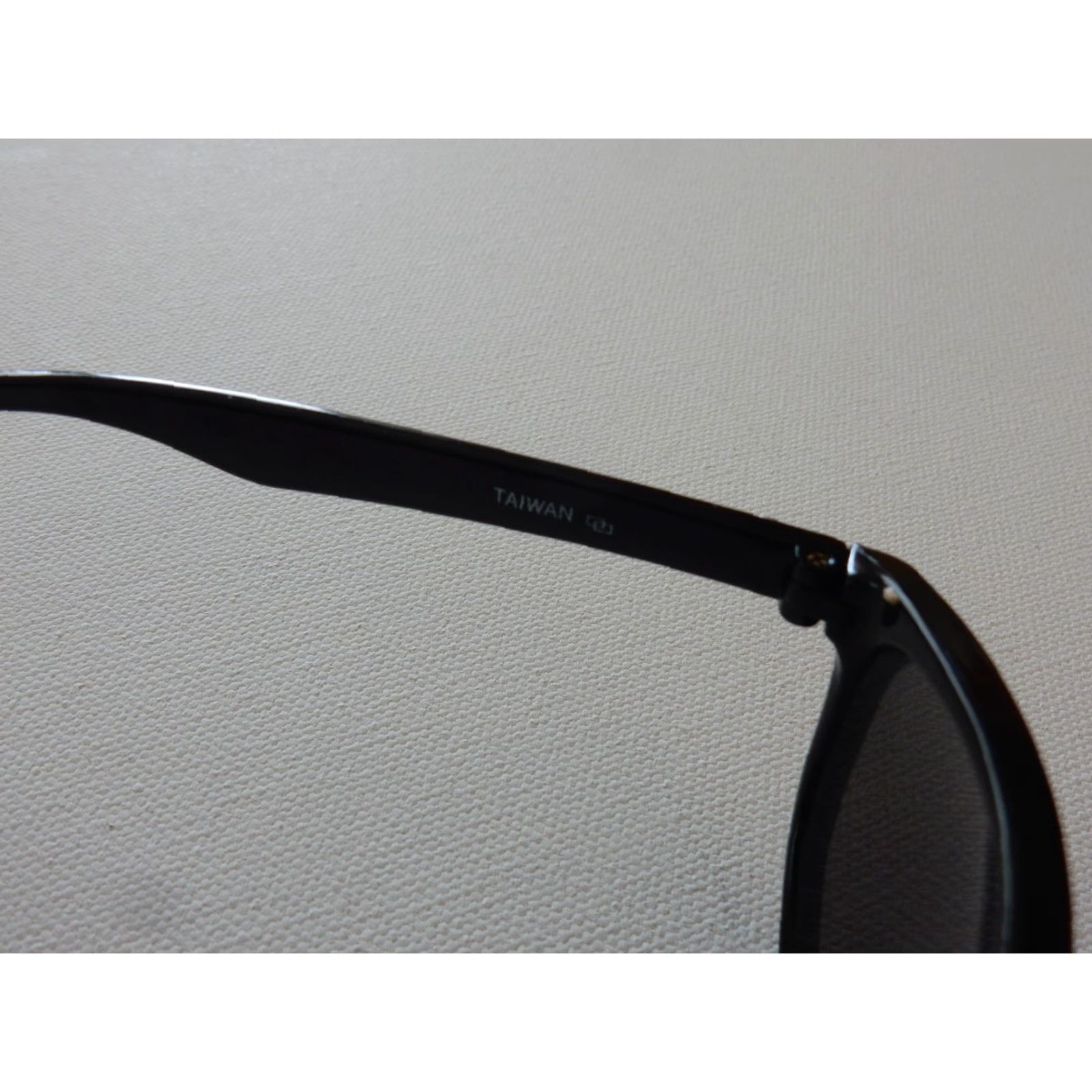 Vintage ISki Sunglasses Men Black Frame Blue/Purple Lens Scratches Noted Black ISki Sunglasses Men - Adult Size - Sunglasses Size ONE SIZE - 4 Thumbnail