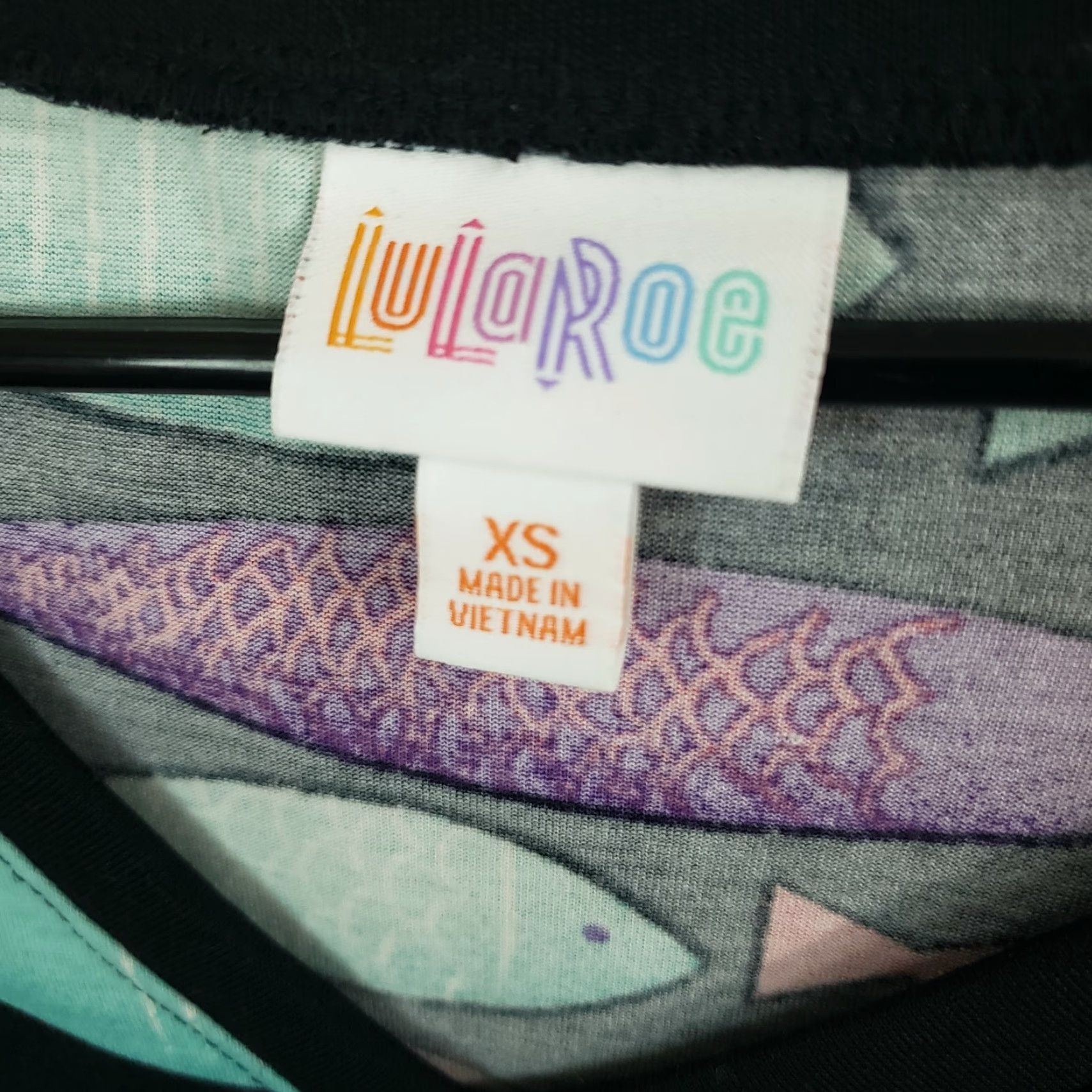 Vintage VINTAGE LuLaRoe Womens Christy Tee XS Black Teal Fish Print Short Sleeve V-Neck Size 26" / US 2 / IT 38 - 5 Thumbnail