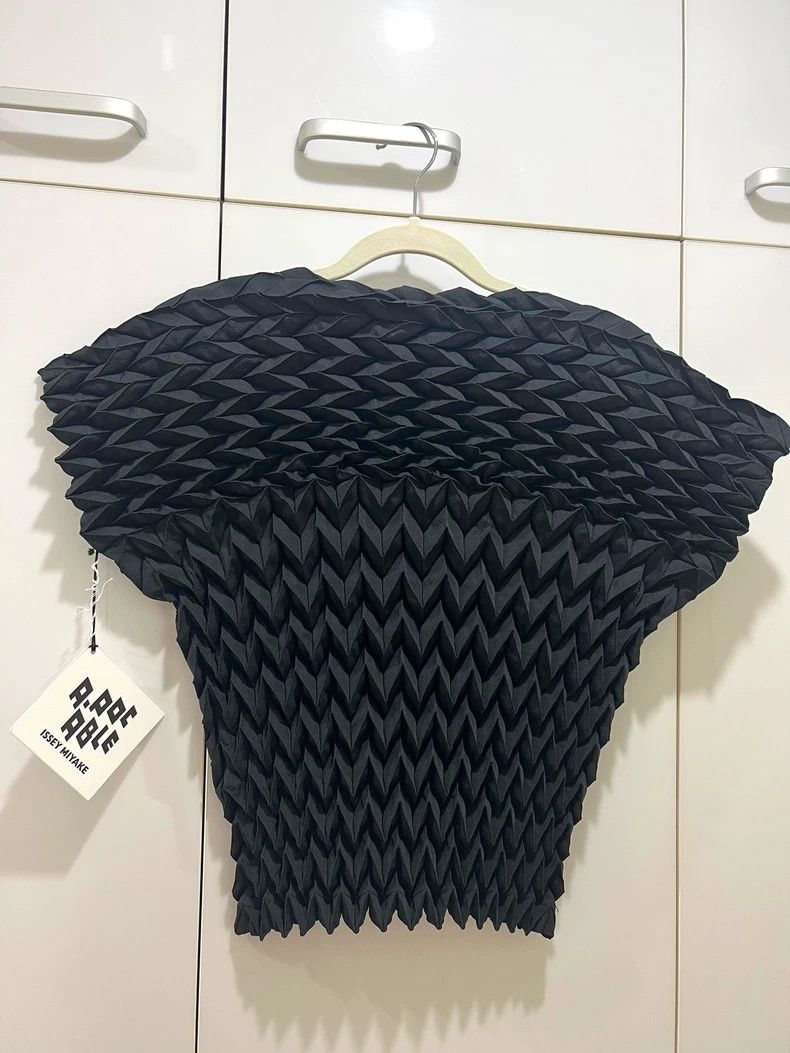 Issey Miyake Issey Miyake Geometric origami top Size S / US 4 / IT 40 - 2 Thumbnail