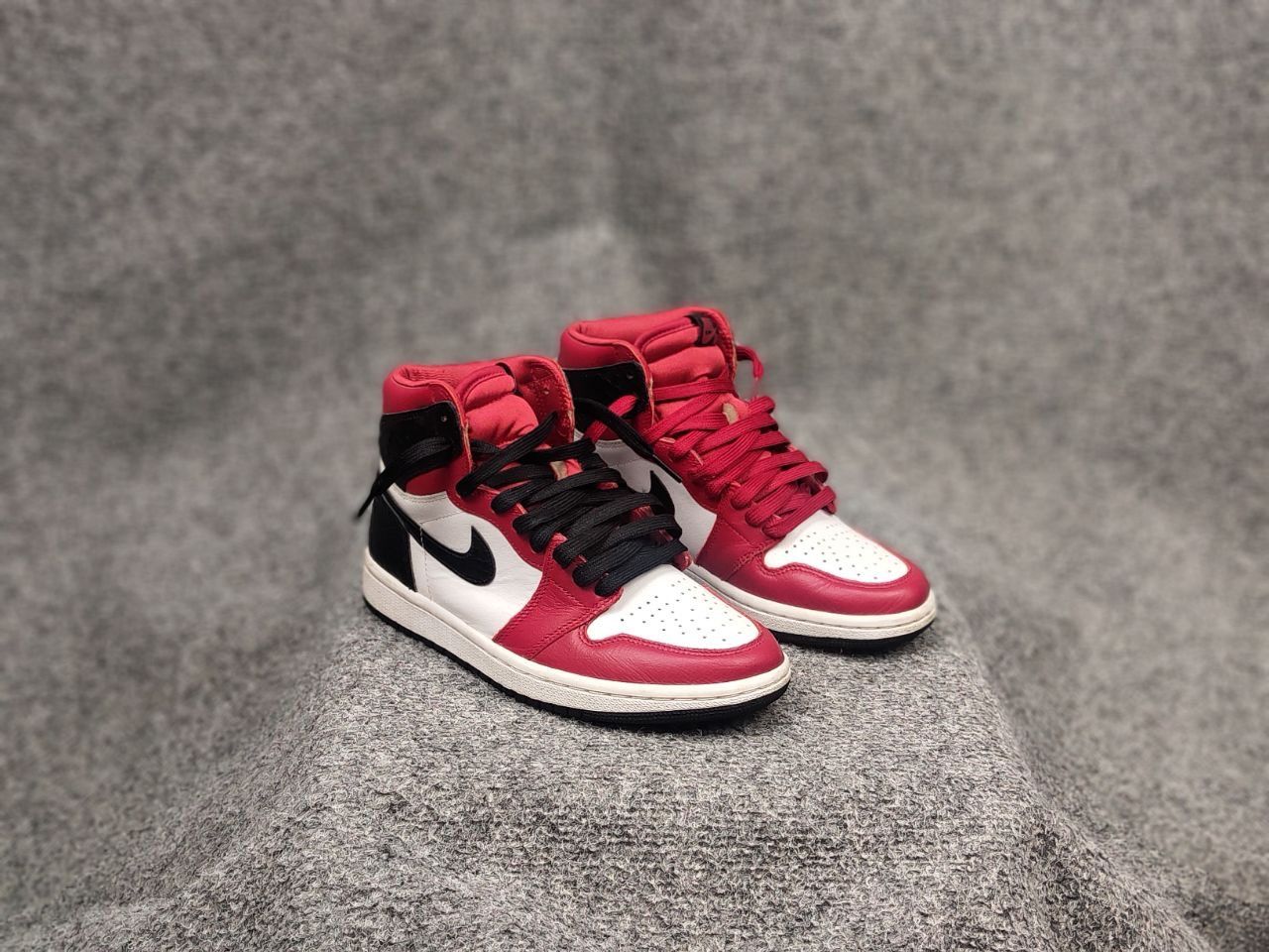 Nike Nike Air Jordan 1 Retro High OG Satin Red Leather sneaker Size US 6 / IT 36 - 5 Thumbnail