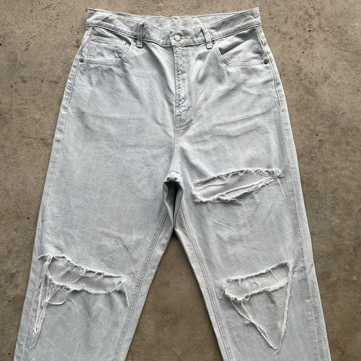 Japanese Brand Japanese GU Distressed Faded Light Wash Jeans Pants THRASHED Size US 32 / EU 48 - 3 Thumbnail