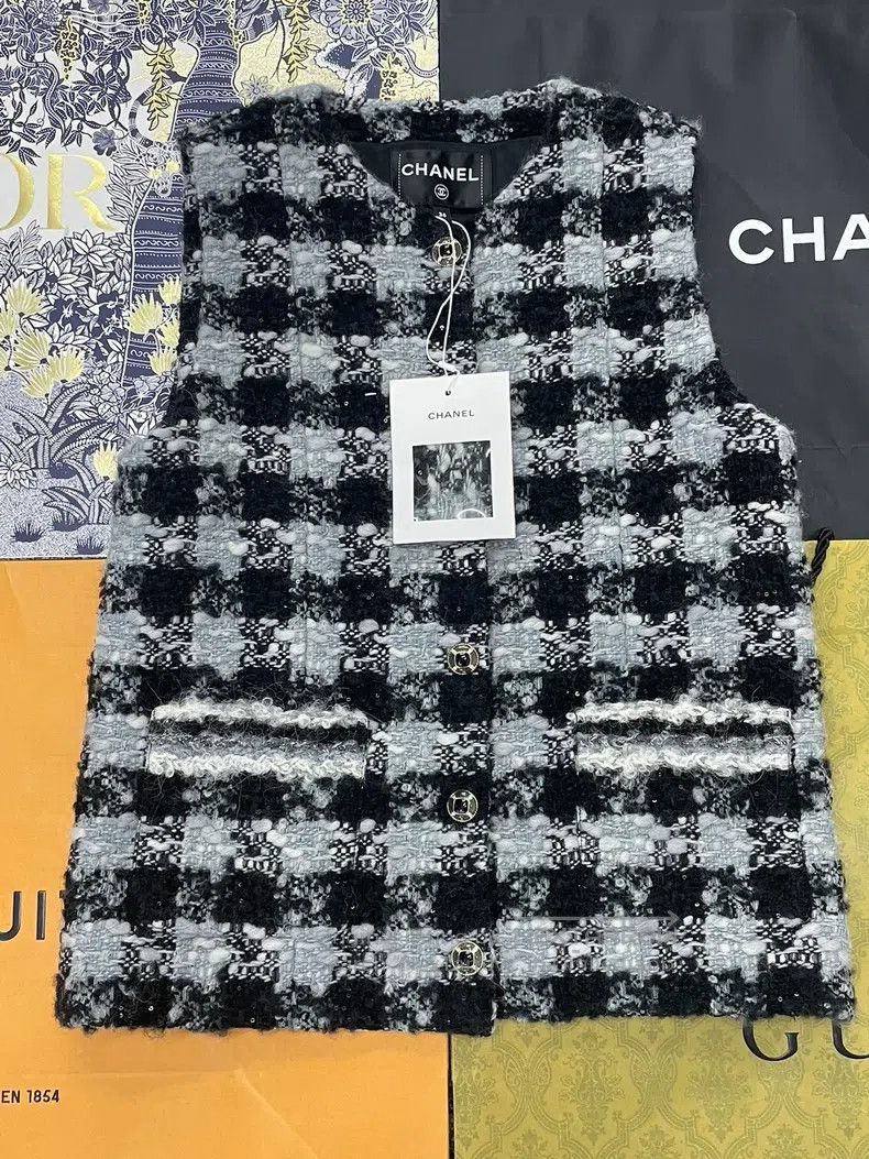 Chanel Chanel Gray colour-matched sequin tweed plaid vest Size XS / US 0-2 / IT 36-38 - 1 Thumbnail