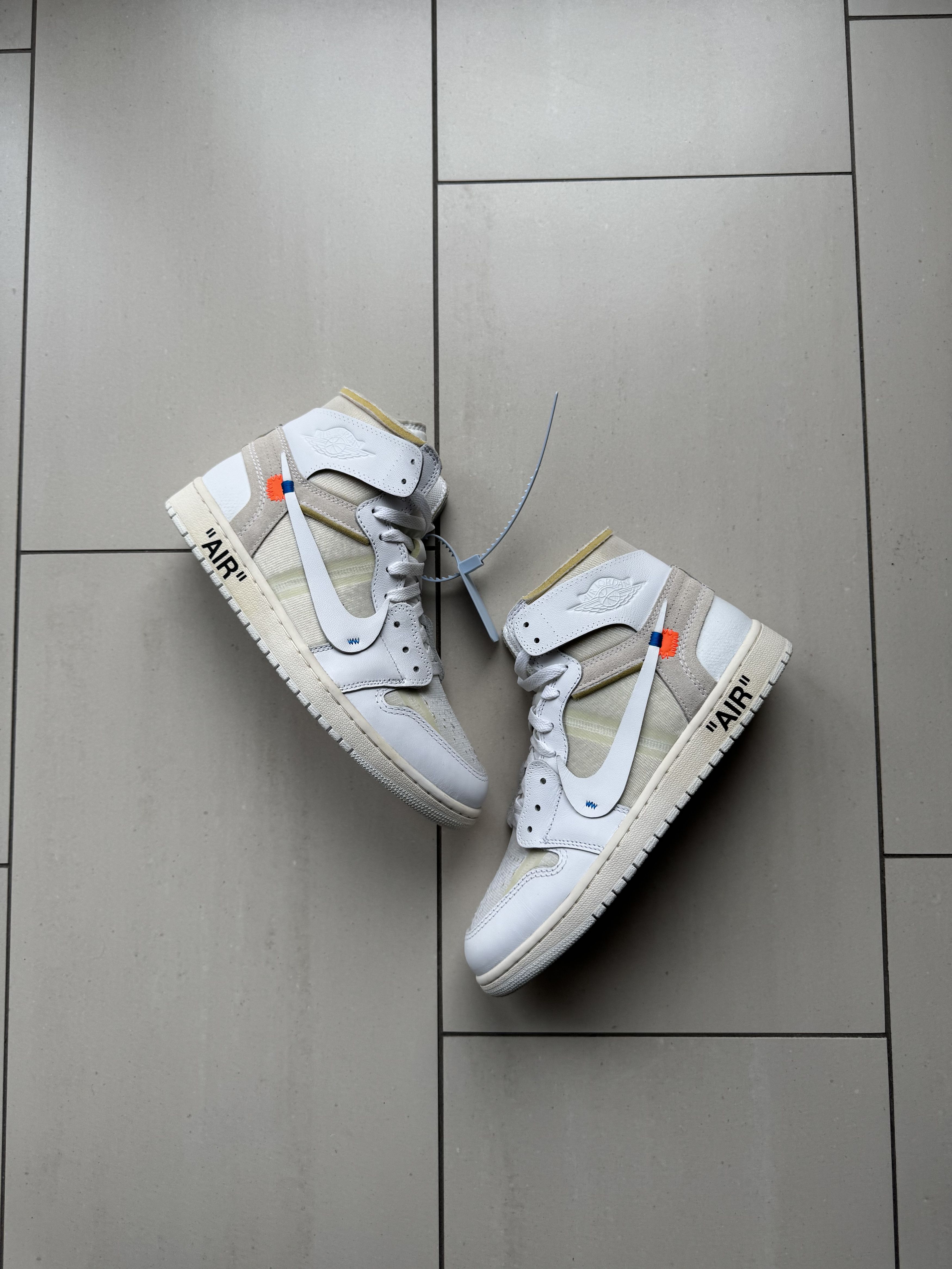 Nike × Off-White Jordan 1 Retro High Off-White Euro Size US 9.5 / EU 42-43 - 2 Thumbnail
