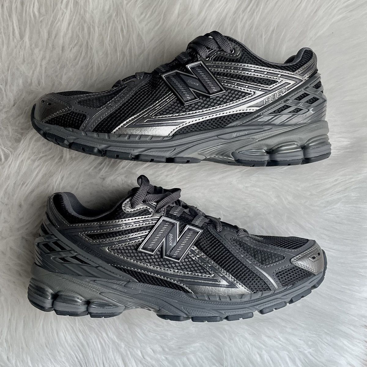 New Balance New Balance 1906R Phantom Dark Grey Metallic Silver Size US 8 / EU 41 - 1 Thumbnail