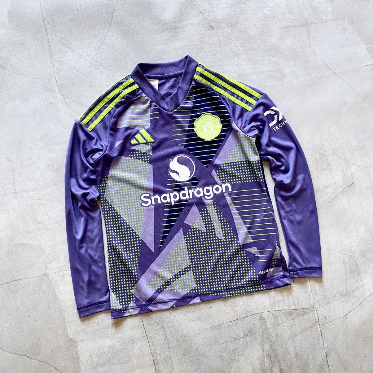 Adidas Manchester United 2024/25 Goalkeeper Kids Lognsleeve Jersey Size US XXS / EU 40 - 1 Thumbnail