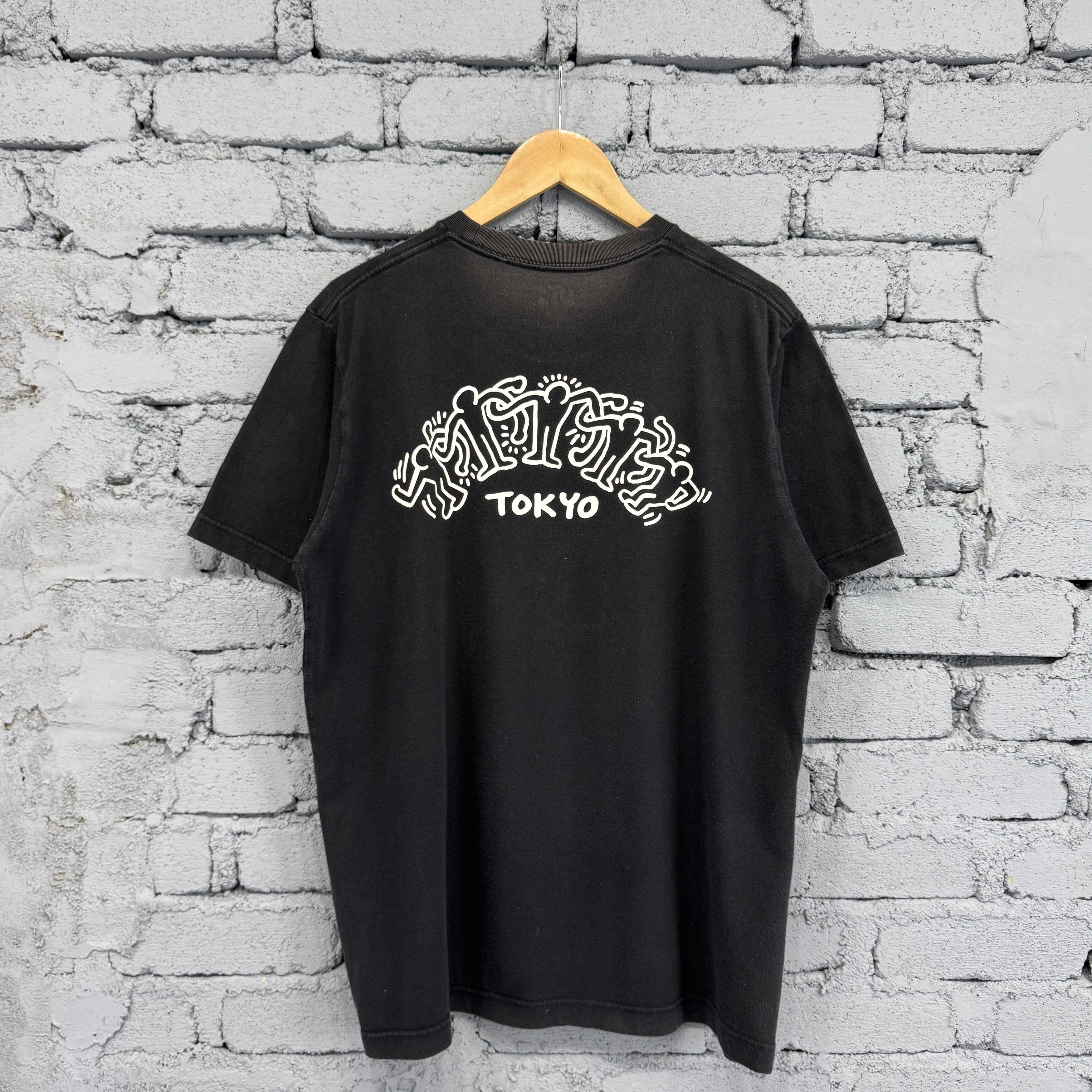 Vintage Rare Keith Haring X Uniqlo Tokyo Sunfaded Tshirt Size US L / EU 52-54 / 3 - 1 Thumbnail
