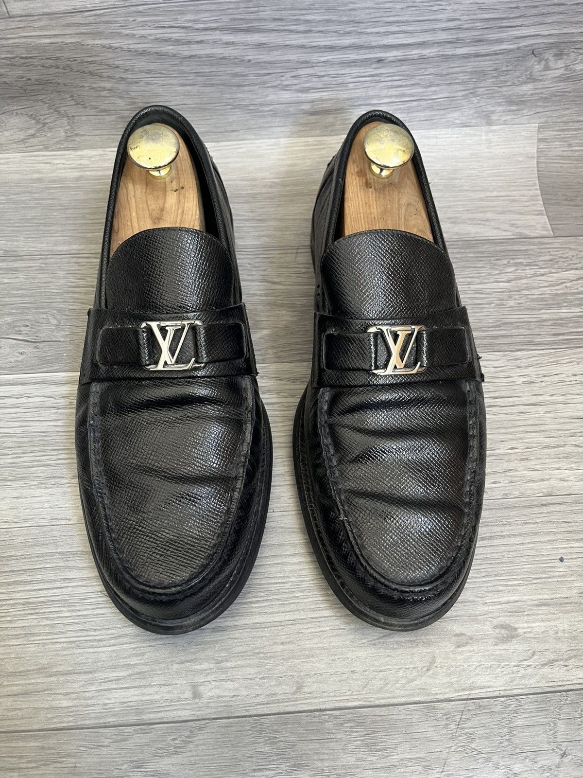 Louis Vuitton Louis Vuitton major black leather grained logo penny loafer Size US 9.5 / EU 42-43 - 2 Thumbnail