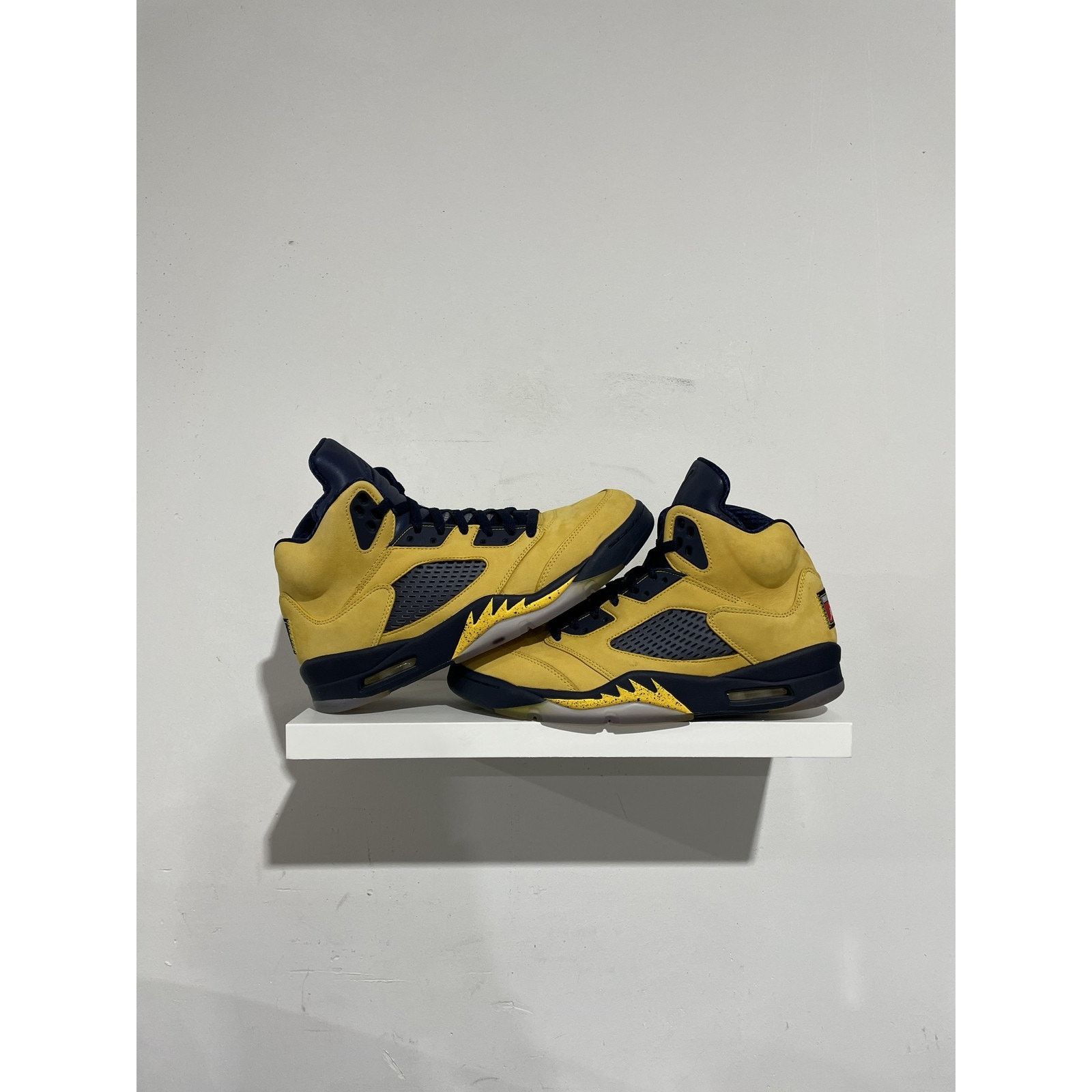 Jordan Brand JORDAN 5 MICHIGAN SIZE 10 PREOWNED Size US 10 / EU 43 - 1 Thumbnail