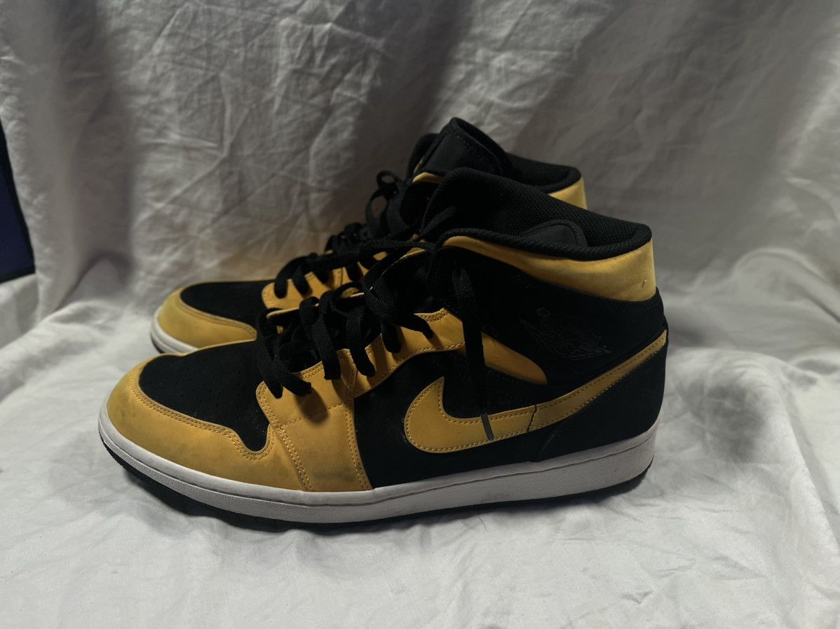Jordan Brand Air Jordan 1 Retro Mid ‘Reverse New Love’ Men’s 13 Size US 13 / EU 46 - 2 Thumbnail
