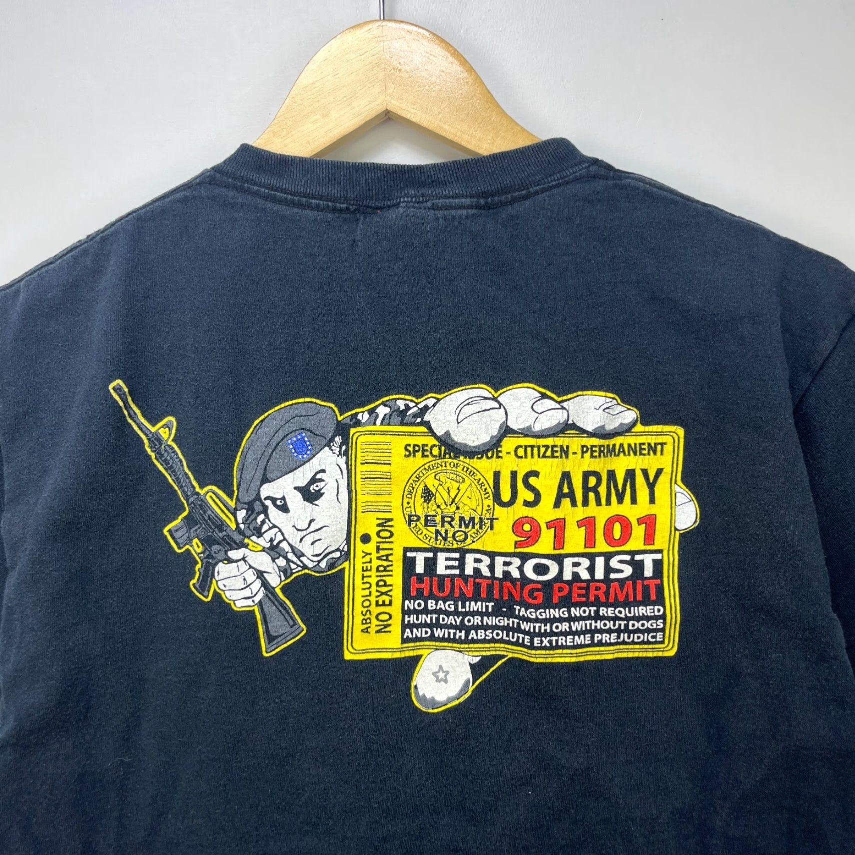 Vintage VINTAGE American Warrior Terrorist Hunting Permit US Army T-Shirt M Black 90s Mens Size US M / EU 48-50 / 2 - 4 Thumbnail