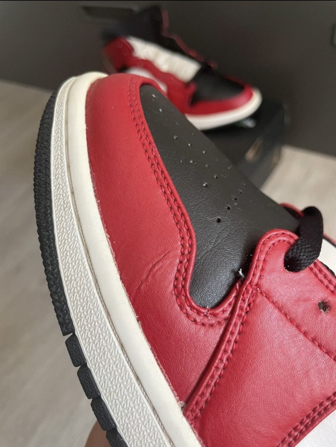 Jordan Brand × Nike Nike Air Jordan 1 Mid Chicago Black Toe Size US 10 / EU 43 - 7 Thumbnail