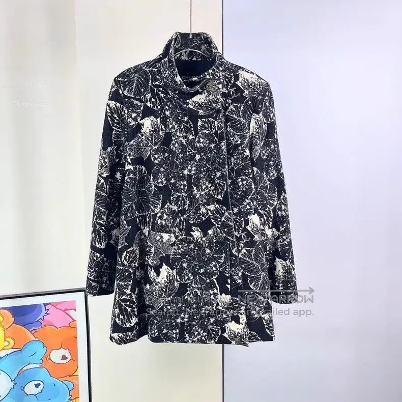 Chanel Chanel 18K black and white leaf pattern jacket Size S / US 4 / IT 40 - 1 Thumbnail
