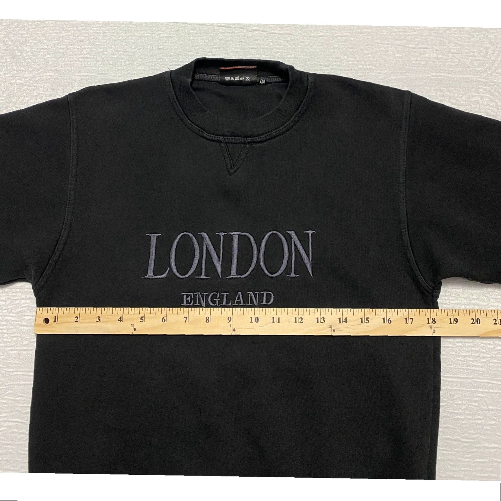 Vintage **Zip It Souvenirs London Embroidered Crew Neck Black Sweatshirt** User: **Zip It Souvenirs London Embroidered Black Crew Neck Sweatshirt** Size US S / EU 44-46 / 1 - 6 Thumbnail