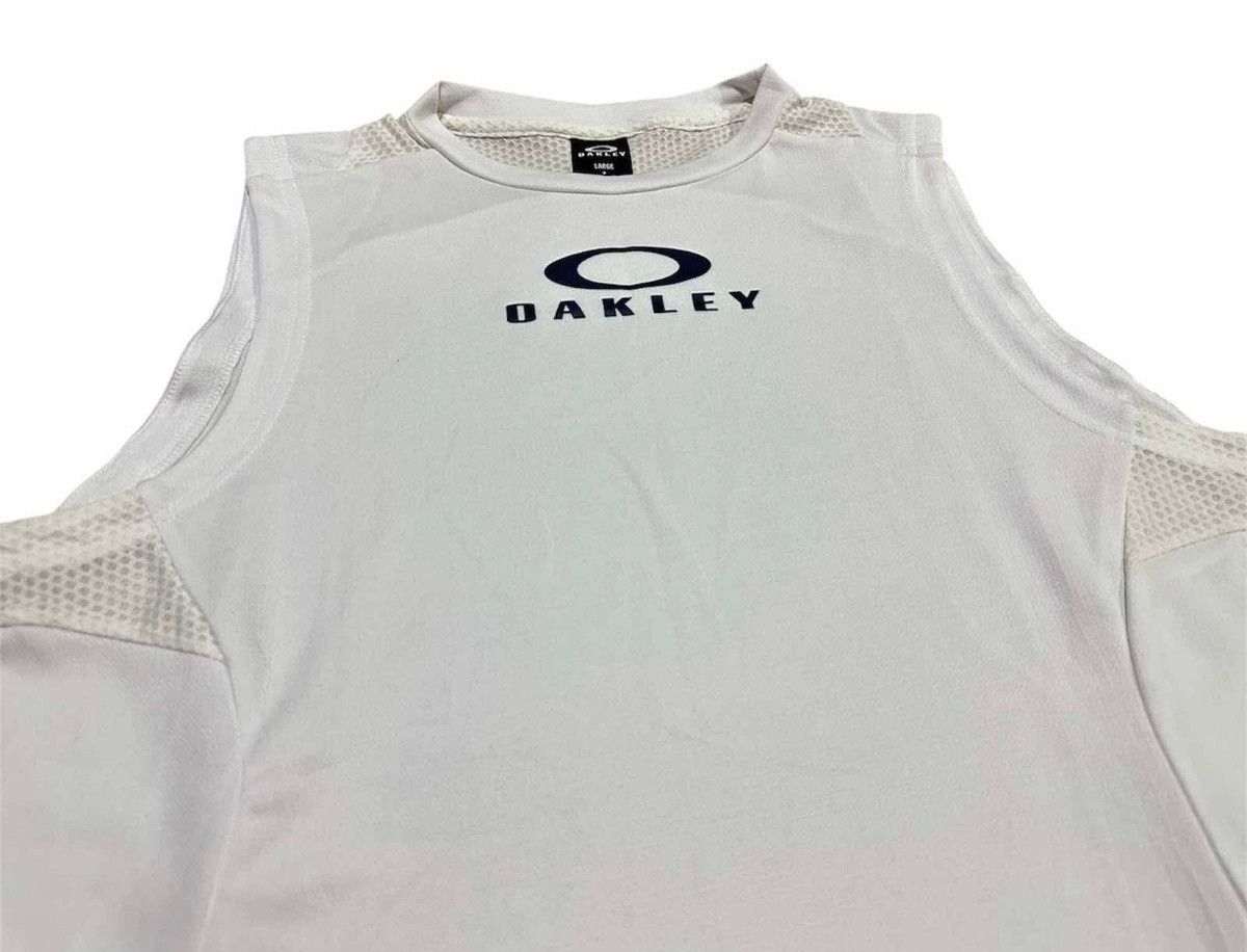 Oakley 🔥Y2K Vintage Oakley Mesh Sleeveless Shirt Center Logo Tank Size US L / EU 52-54 / 3 - 2 Thumbnail