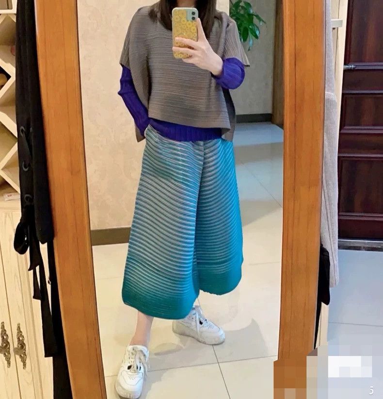 Issey Miyake Issey Miyake size:5 Blue gradient culottes Size 42" / US 20 - 8 Thumbnail