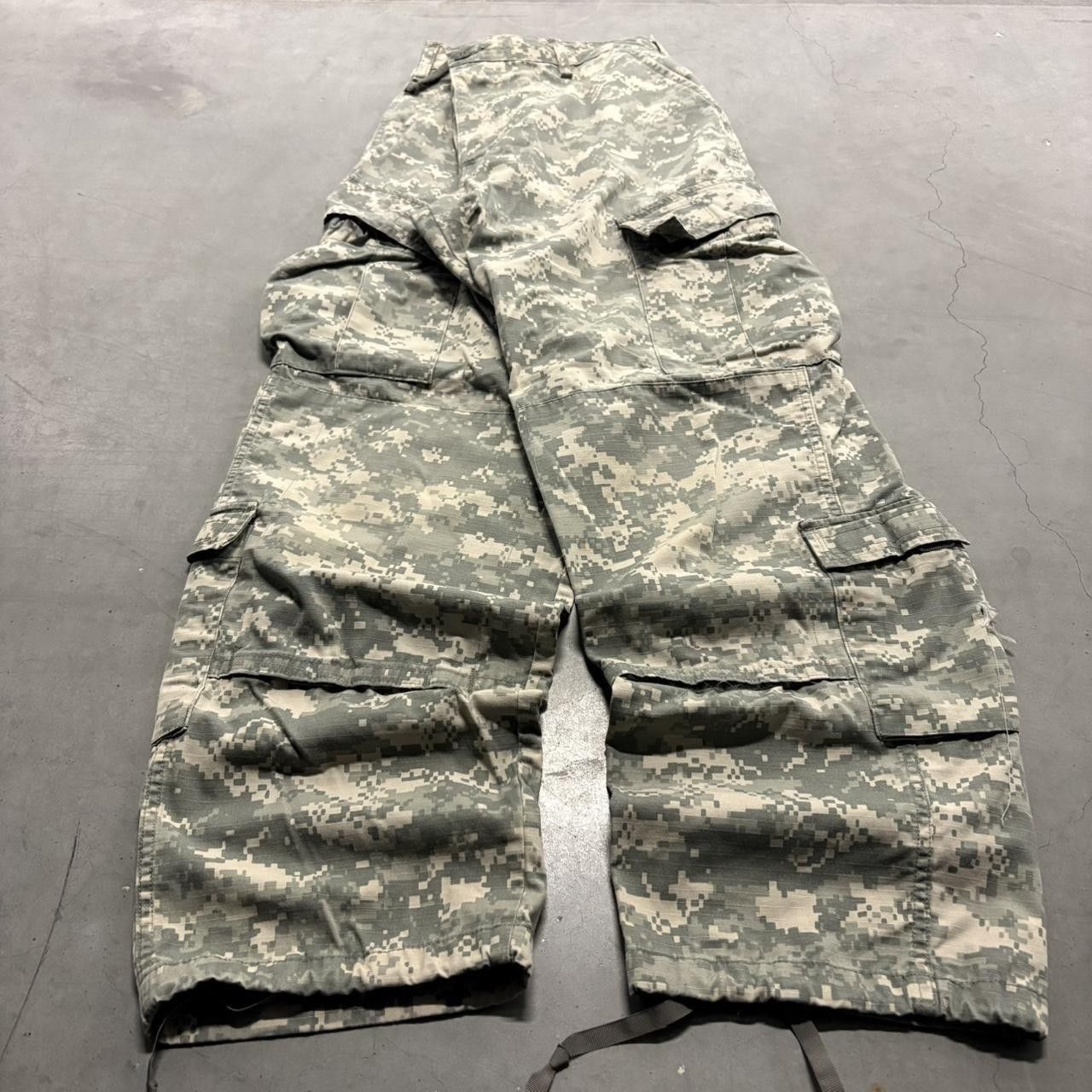 Vintage Crazy Vintage Y2K/2000s Baggy Camo Skater Grunge Military Cargo Pants! Size US 33 - 3 Thumbnail