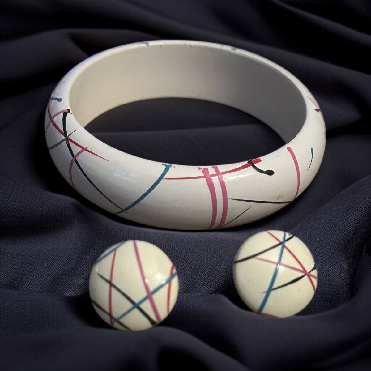 Vintage Vintage white paint strokes bangle bracelet and earrings set Size ONE SIZE - 1 Thumbnail