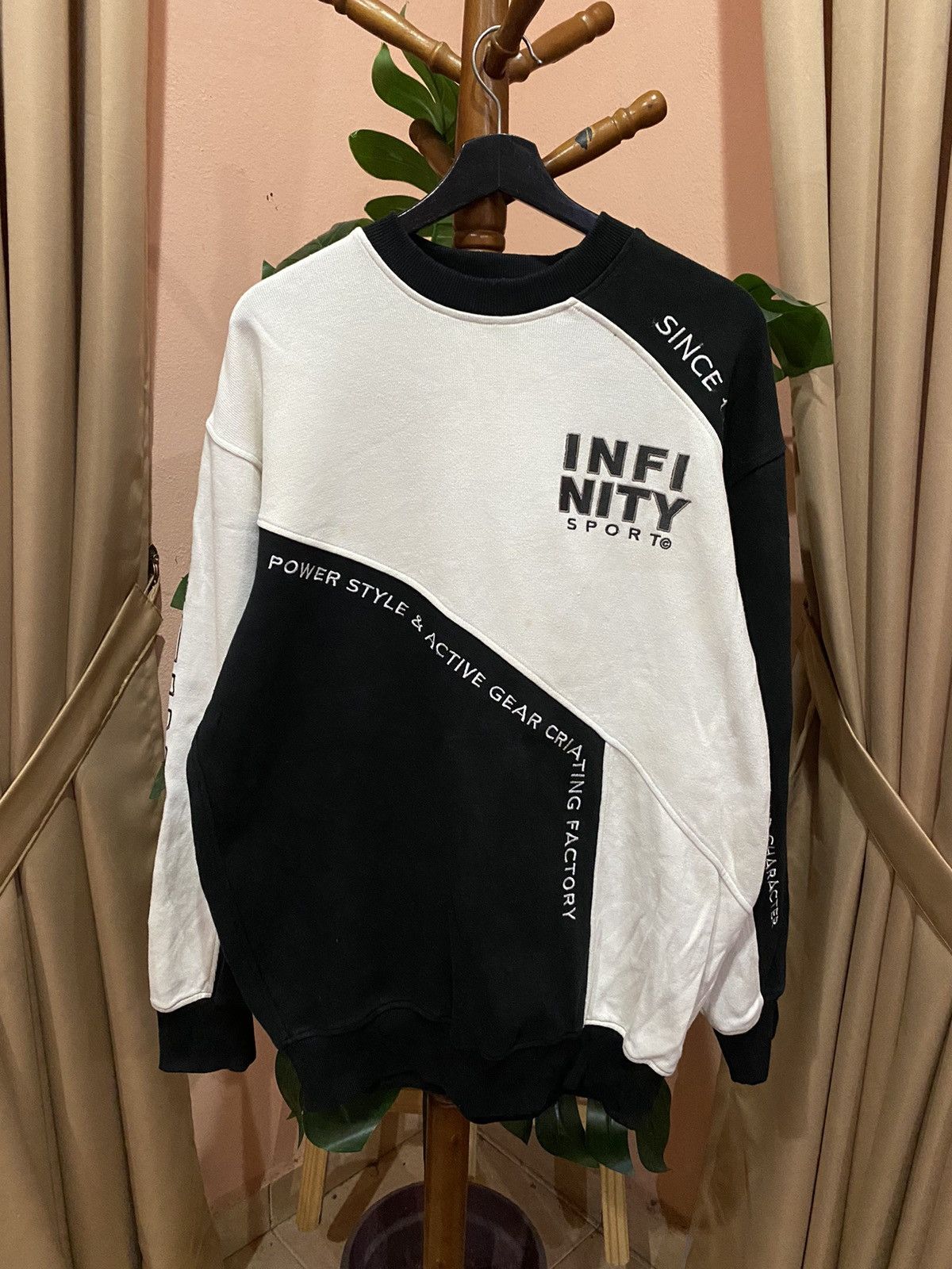 Vintage VINTAGE EMBROIDERED INFINITY SPORTS SWEATSHIRT Size US L / EU 52-54 / 3 - 3 Thumbnail