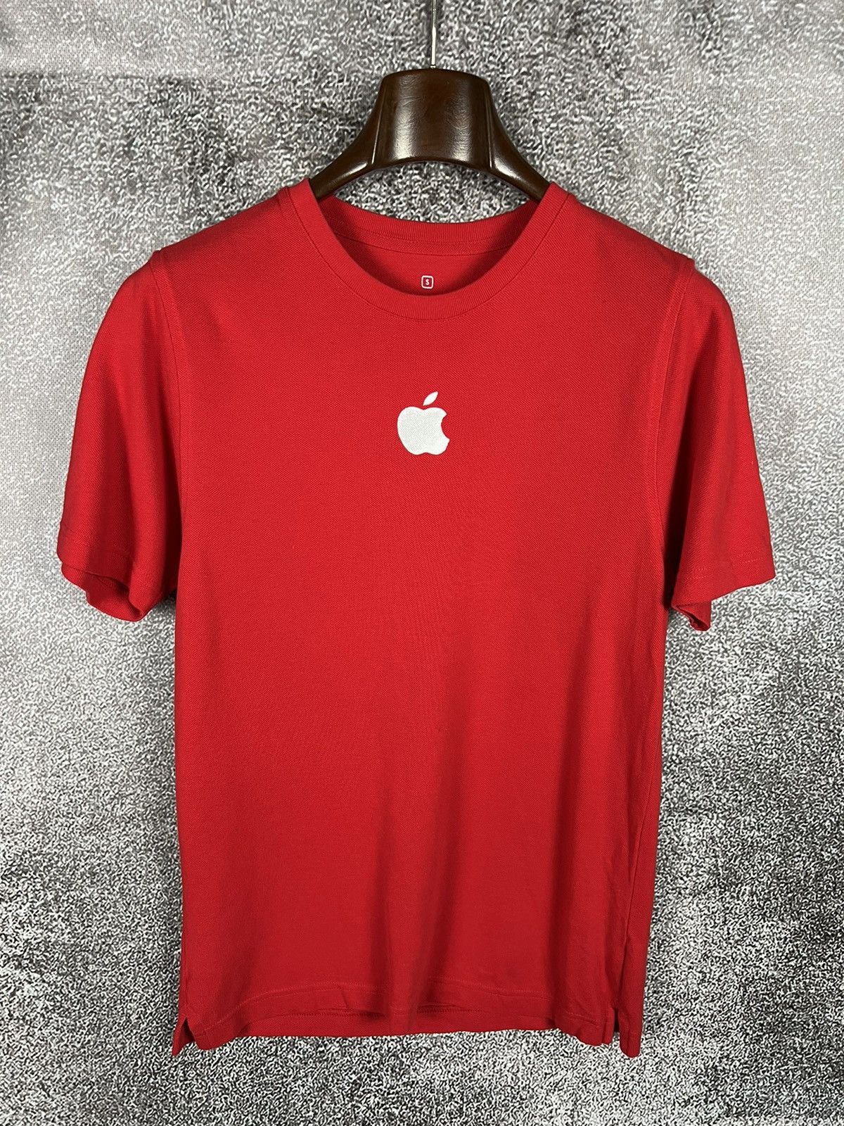 Apple 00s Apple employee embroidered logo red tee size small Size US S / EU 44-46 / 1 - 1 Thumbnail