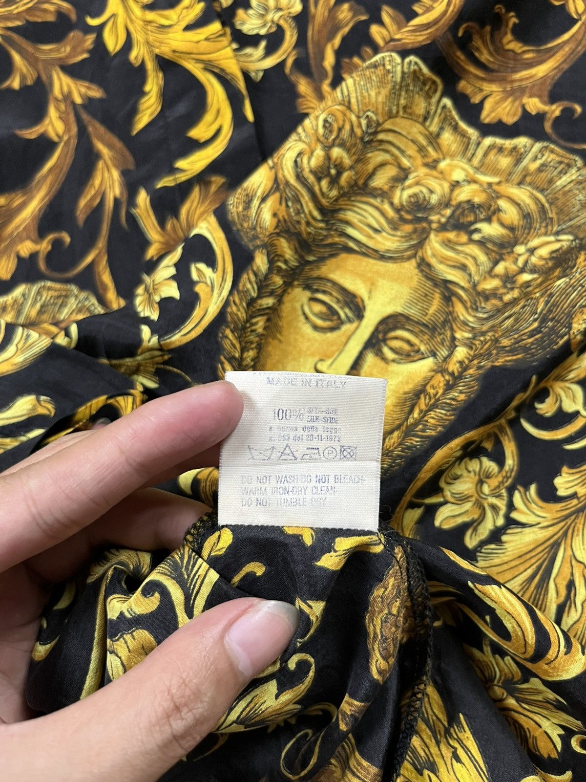 Versace Jeans Couture 90s Versace baroque silk Size US L / EU 52-54 / 3 - 10 Thumbnail