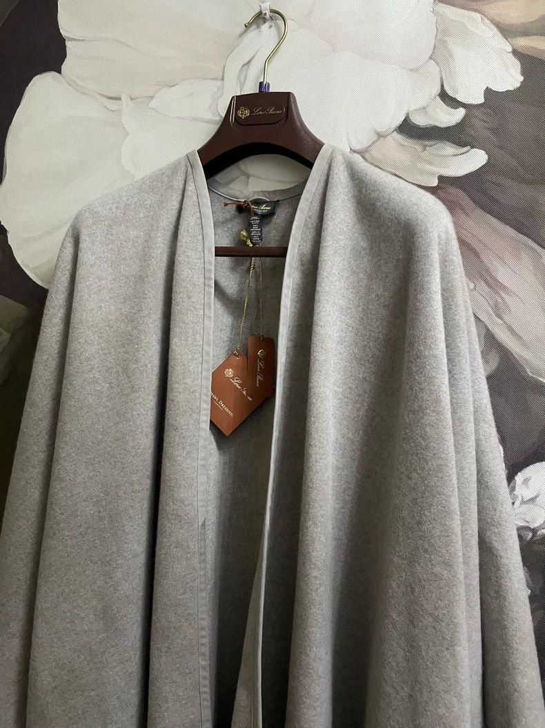 Loro Piana LORO PIANA She is wearing a cashmere shawl Size M / US 6-8 / IT 42-44 - 2 Thumbnail