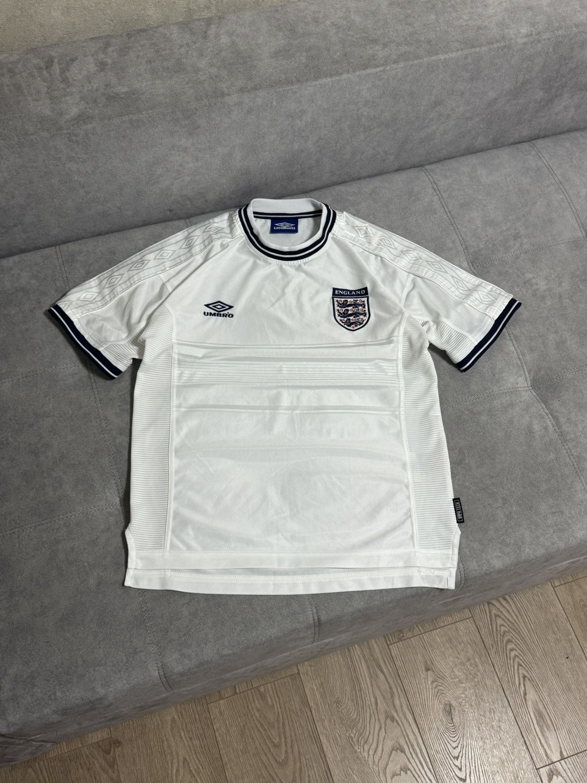 Umbro Vintage Umbro England 00/01 Y2K soccer jersey retro t-shirt Size US M / EU 48-50 / 2 - 3 Thumbnail