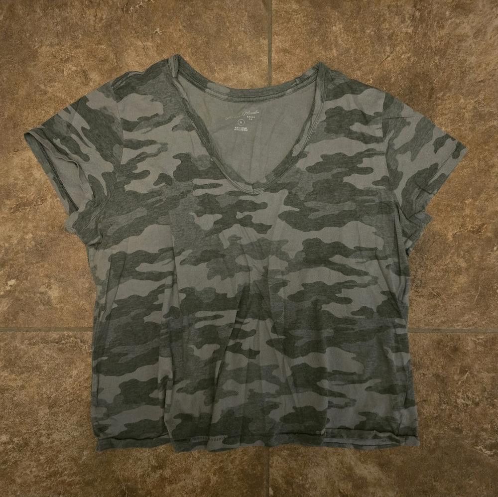 Designer Olive Camouflage Universal Thread Short Sleeve Size XL / US 12-14 / IT 48-50 - 1 Thumbnail