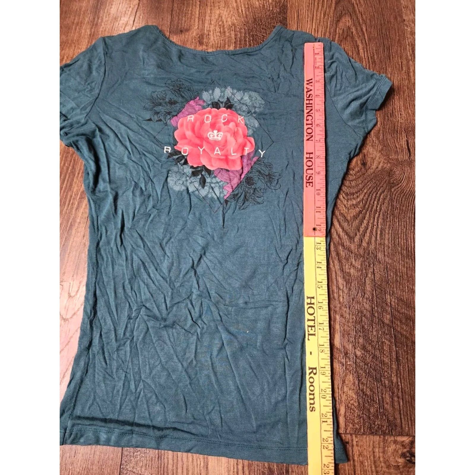 Hard Rock Cafe VINTAGE Hard Rock Cafe Women’s T-Shirt Rock Tampa Rose Royalty Short Sleeve V-Neck Green S Size S / US 4 / IT 40 - 4 Thumbnail