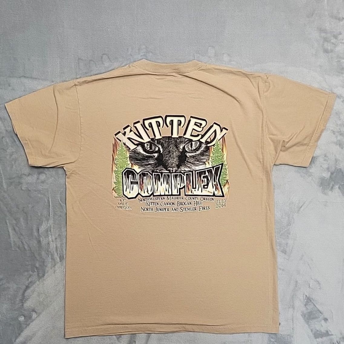 Vintage Wildland Firefighter Shirt Mens L 2014 Kitten Complex Brogan Hill Vale Oregon T-Shirt Graphic Print Crew Neck Short Sleeve Brown Cotton Jersey Regular Size US L / EU 52-54 / 3 - 4 Thumbnail