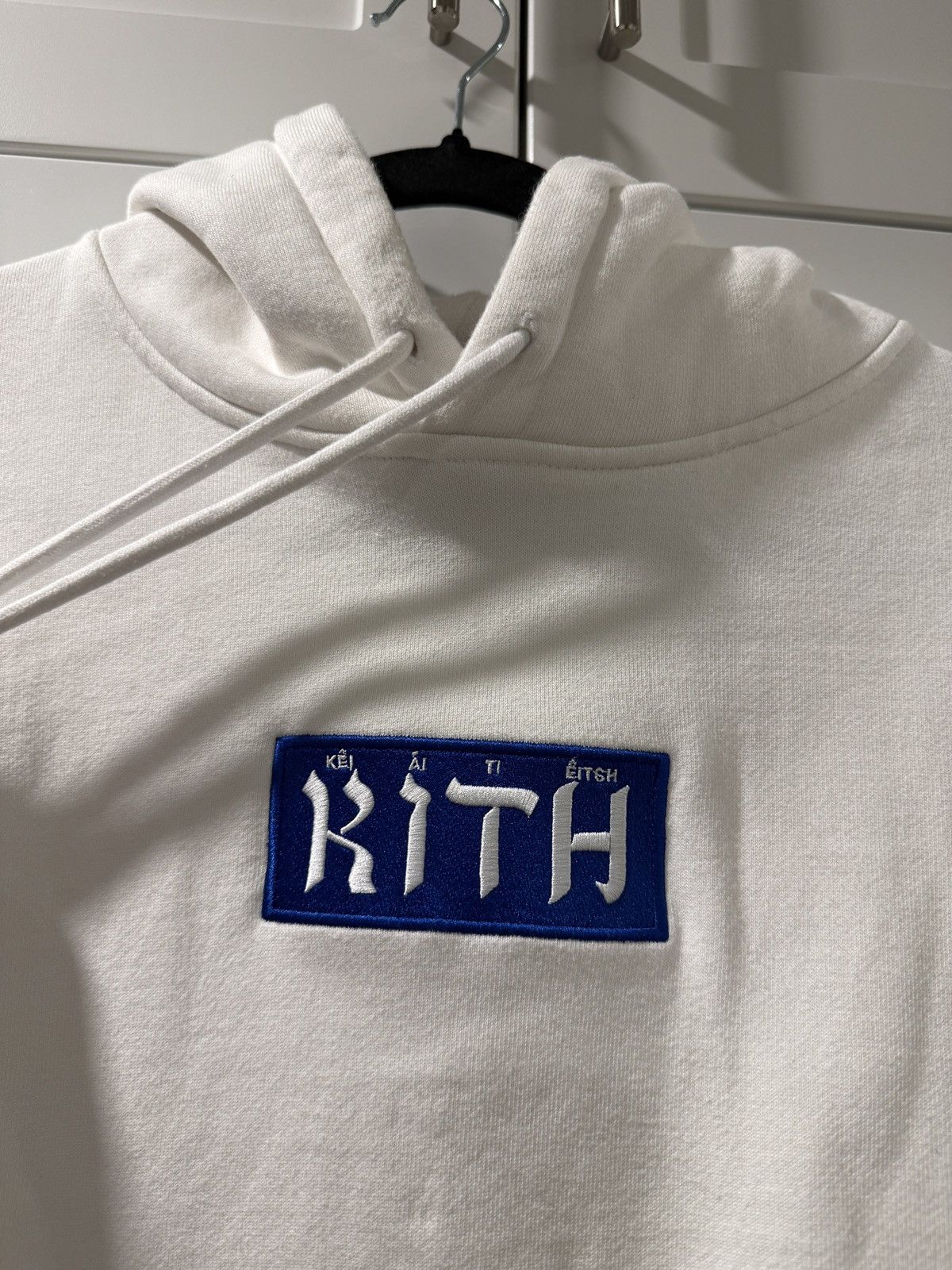 Kith KITH HEBREW SCRIPT WHITE HOODIE Size US L / EU 52-54 / 3 - 2 Thumbnail