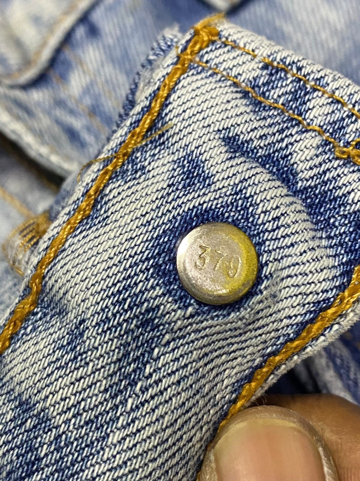 Levi's Vintage Clothing Vintage Levis 505 Y2K Faded Wash Distressed Style Loose Jean Size US 33 - 10 Thumbnail