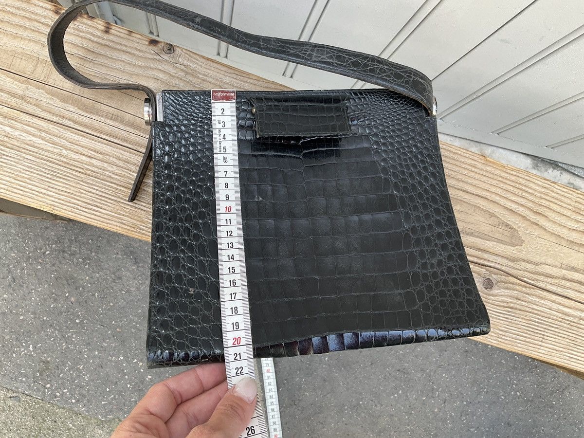 Authentic vintage 60's bag in black leather.