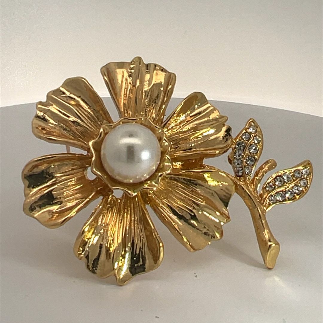 Kenneth Jay Lane KJL Kenneth Jay Lane Faux Pearl Rhinestone Flower Brooch Size ONE SIZE - 9 Thumbnail