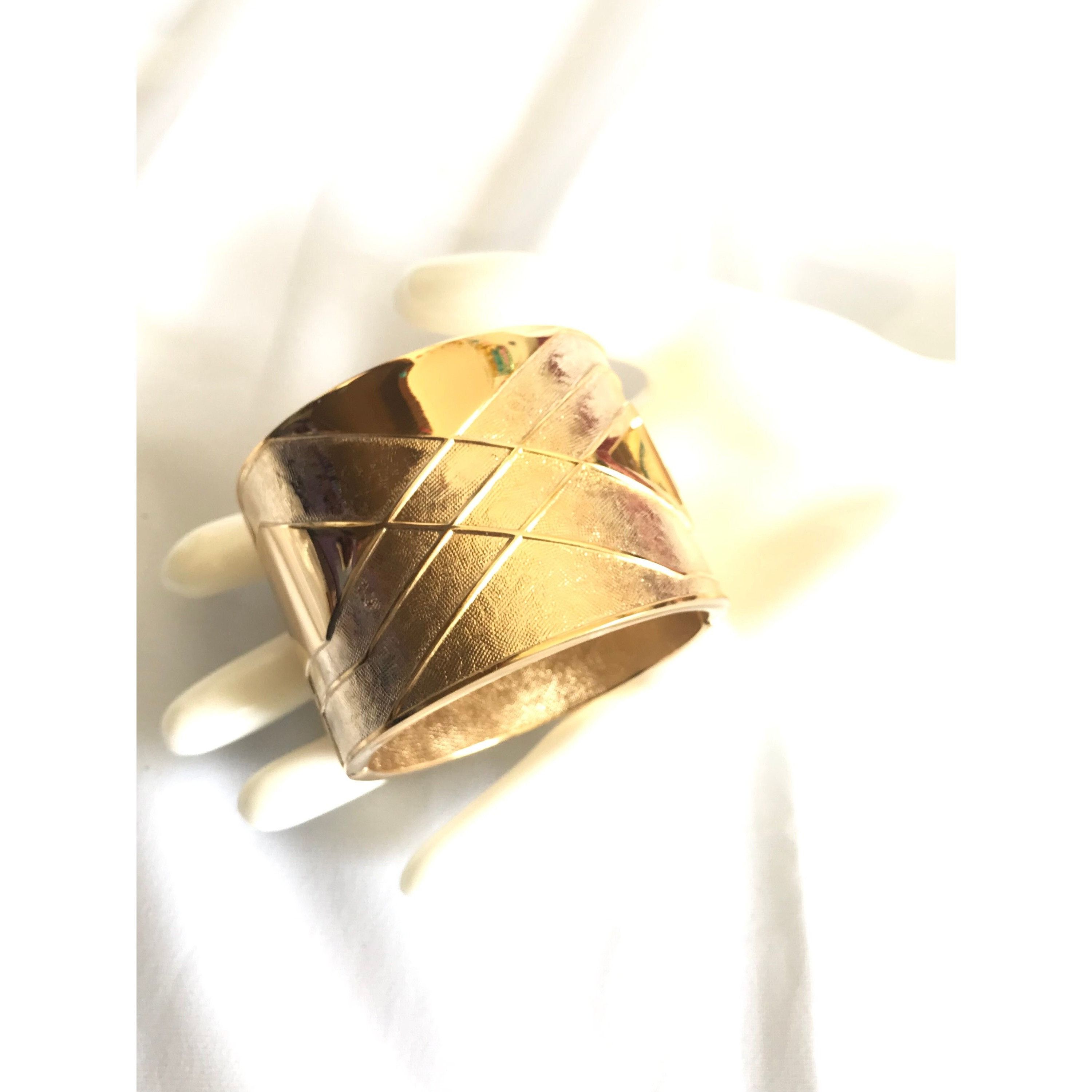 Lanvin Vintage Lanvin golden large bangle with geometric design Size ONE SIZE - 1 Thumbnail